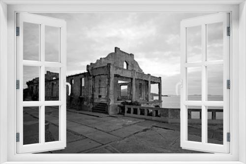 Fototapeta Naklejka Na Ścianę Okno 3D - Alcatraz Building Black and White