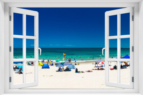 Fototapeta Naklejka Na Ścianę Okno 3D - CALOUNDRA, AUS - Jan 27 2019: Hot sunny day at Kings Beach Calundra, Queensland, Australia