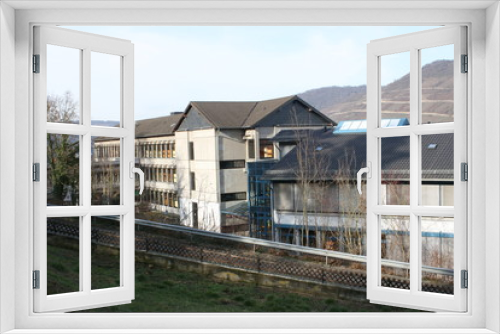 Fototapeta Naklejka Na Ścianę Okno 3D - Schulgelände, Schulgebäude