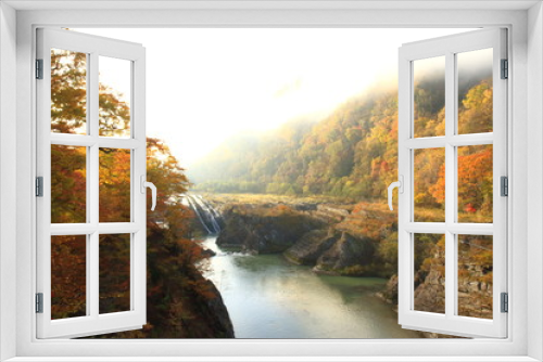 Fototapeta Naklejka Na Ścianę Okno 3D - 朝もやの紅葉の滝