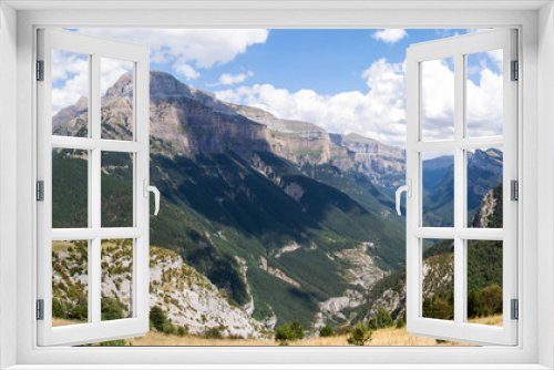 Fototapeta Naklejka Na Ścianę Okno 3D - Vistas al valle de Ordesa desde Monte El Cebollar, en Huesca, Pirineos. Ruta a pie por Pirineos