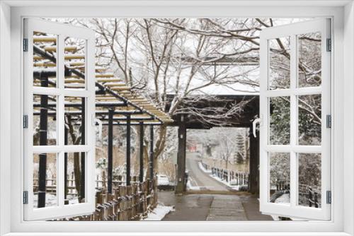 Fototapeta Naklejka Na Ścianę Okno 3D - 日本の冬　寺の境内に雪が降り積もる
