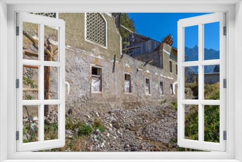 Fototapeta Naklejka Na Ścianę Okno 3D - Lost Place, Ruine, verfallene Gebäude in Prags, Südtirol