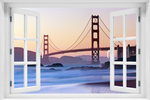Fototapeta Naklejka Na Ścianę Okno 3D - San Francisco's Golden Gate Bridge at Dusk