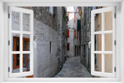 Fototapeta Naklejka Na Ścianę Okno 3D - Narrow streets in Kotor, Montenegro.