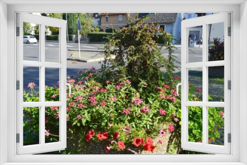 Fototapeta Naklejka Na Ścianę Okno 3D - Sommer, Blumen in der Stadt