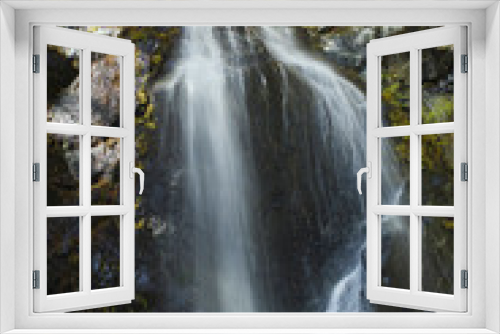 Fototapeta Naklejka Na Ścianę Okno 3D - 紅葉の裏見滝