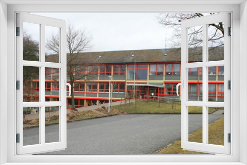 Fototapeta Naklejka Na Ścianę Okno 3D - Schulhaus, Schulpause, Schulgelände