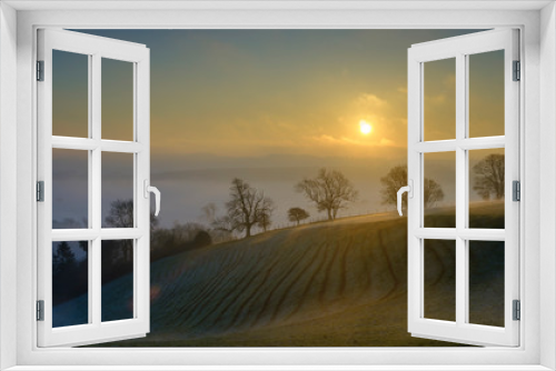 Fototapeta Naklejka Na Ścianę Okno 3D - Misty morning sunrise over the Hambledon valley, Hampshire, UK