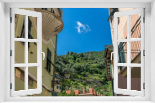 Fototapeta Naklejka Na Ścianę Okno 3D - Italy, Cinque Terre, Vernazza, a narrow street