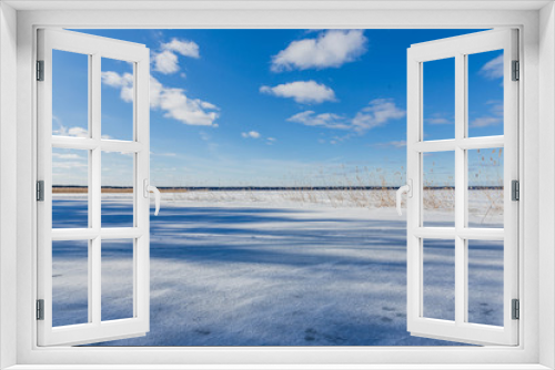 Fototapeta Naklejka Na Ścianę Okno 3D - Winter landscape with frozen lake in clear weather