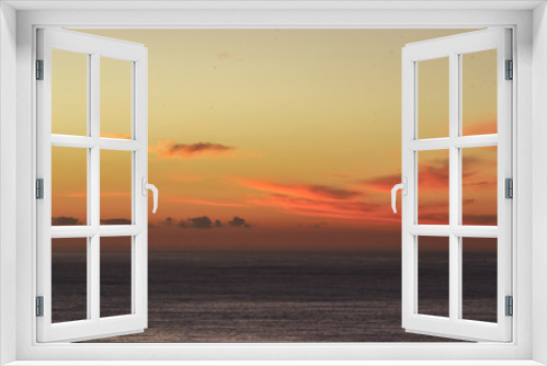 Fototapeta Naklejka Na Ścianę Okno 3D - anochecer rojizo sobre el mar