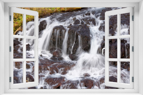 Fototapeta Naklejka Na Ścianę Okno 3D - Herbst am Wasserfall Hraunafossar, Island