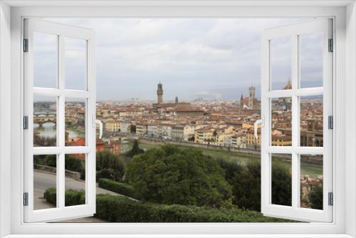 Florenz Italien: Blick vom Aussichtsplatz Piazzale Michelangelo auf das historische Stadtzentrum mit Ponte vecchio, Palazzo Vecchio, Dom und Campanile