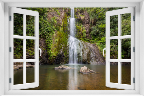 Fototapeta Naklejka Na Ścianę Okno 3D - Kite Kite Waterfalls framed by jungle near Piha, New zealand