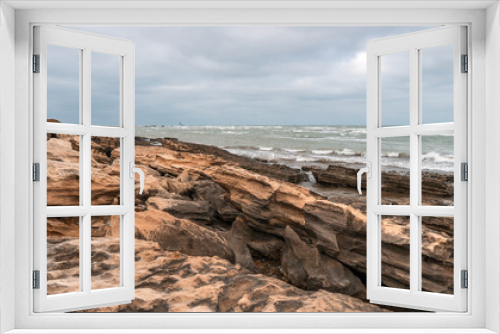 Fototapeta Naklejka Na Ścianę Okno 3D - Rocky sea coast in cloudy weather