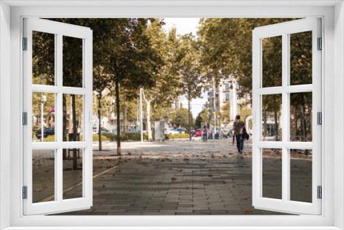 Fototapeta Naklejka Na Ścianę Okno 3D - people walking in theBarcelona park