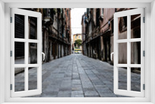 Fototapeta Naklejka Na Ścianę Okno 3D - Narrow street in Venice