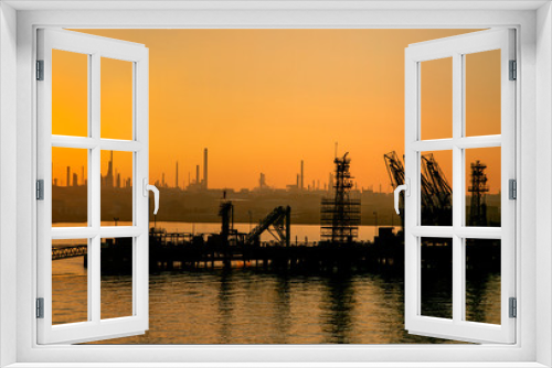 Fototapeta Naklejka Na Ścianę Okno 3D - Oil Refinery at Sunset