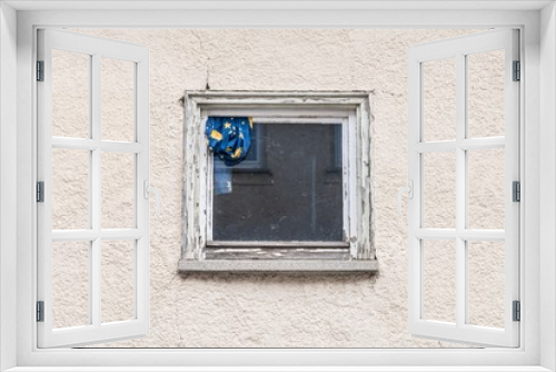 Fototapeta Naklejka Na Ścianę Okno 3D - Altes Fenster mit geschlossenen Fensterläden aus Holz, Deutschland