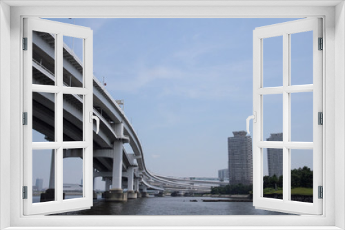 Fototapeta Naklejka Na Ścianę Okno 3D - 隅田川下りでレインボーブリッジ付近の首都高速を見上げる