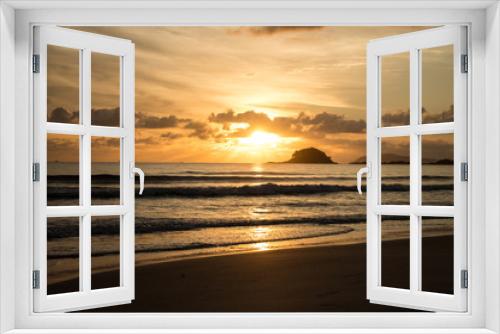 Fototapeta Naklejka Na Ścianę Okno 3D - Nascer do sol em uma praia
