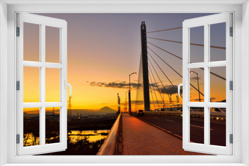 Fototapeta Naklejka Na Ścianę Okno 3D - 寒川銀河大橋から見える夕日に染まる富士山