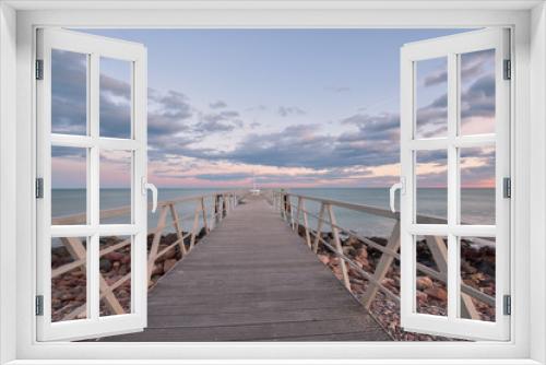 Fototapeta Naklejka Na Ścianę Okno 3D - Atardecer en la pasarela