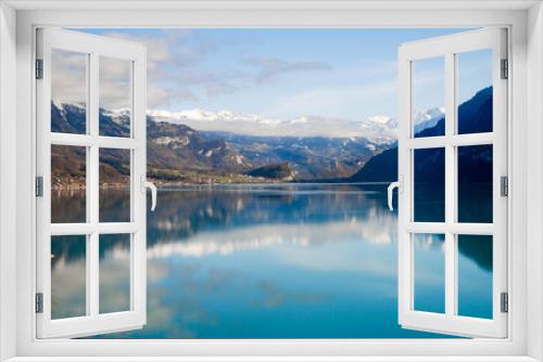 Fototapeta Naklejka Na Ścianę Okno 3D - ゴールデン・パス・ラインの車窓　秋のブリエンツ湖（スイス・ベルン州）