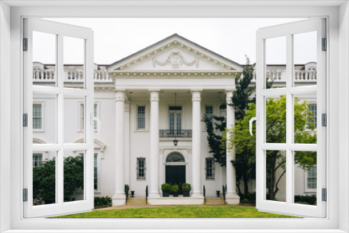 Fototapeta Naklejka Na Ścianę Okno 3D - The Old Governor's Mansion, in Baton Rouge, Louisiana