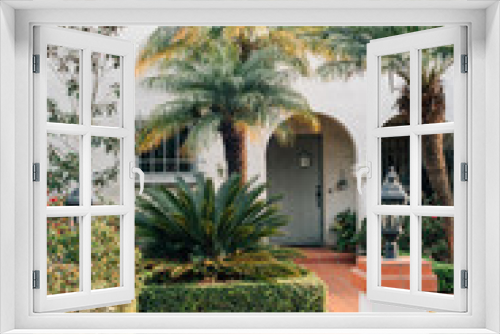 Fototapeta Naklejka Na Ścianę Okno 3D - A house with gardens and palm trees in Dana Point, Orange County, California
