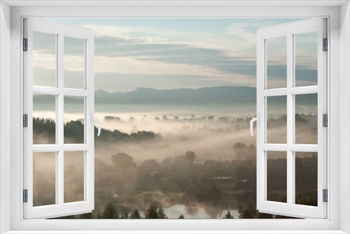 Fototapeta Naklejka Na Ścianę Okno 3D - Mglisty poranek