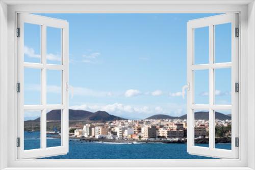 Fototapeta Naklejka Na Ścianę Okno 3D - Beautiful seascape landscape and holiday apartments along the coast of El Medano, Costa del Silencio, Tenerife, Spain.