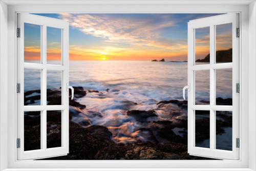 Fototapeta Naklejka Na Ścianę Okno 3D - Seascape of a sunset in Laguna Beach, California.