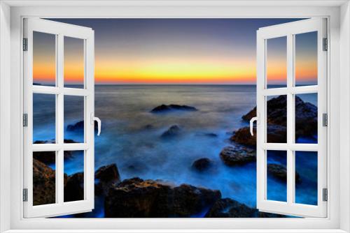 Fototapeta Naklejka Na Ścianę Okno 3D - Beautiful sunrise over rocky shore