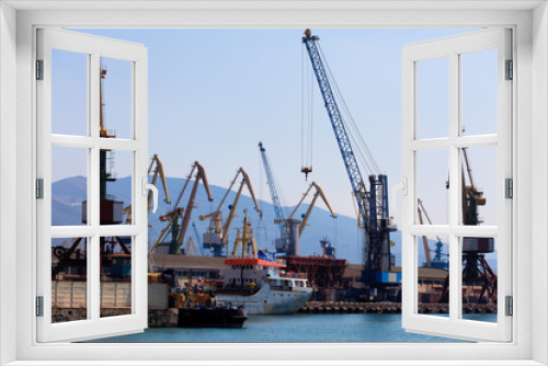 Fototapeta Naklejka Na Ścianę Okno 3D - cranes and ships in a port.