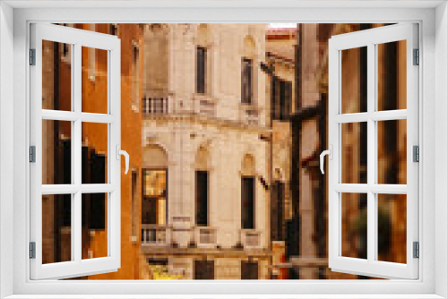 Fototapeta Naklejka Na Ścianę Okno 3D - narrow street in venice italy