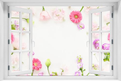Fototapeta Naklejka Na Ścianę Okno 3D - ピンクのガーベラとスイートピーの白背景のフレーム
