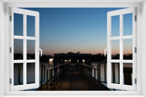 Fototapeta Naklejka Na Ścianę Okno 3D - Bootsanlegestelle am See, Abendrot, blaue Stunde