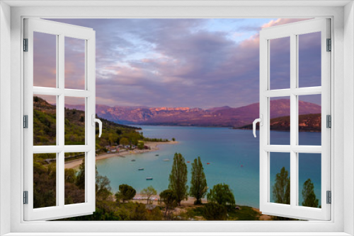 Fototapeta Naklejka Na Ścianę Okno 3D - Vue panoramique sur le lac de Sainte-Croix au printemps. Coucher de soleil. Provence. France. 