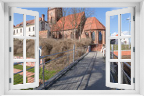 Fototapeta Naklejka Na Ścianę Okno 3D - Blick über Brücke auf die Sankt-Marien-Andreas-Kirche im alten Hafen in Rathenow im Havelland vor blauem Himmel	