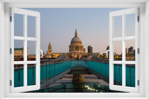 Fototapeta Naklejka Na Ścianę Okno 3D - menschenleere Millenium Brücke mit St. Pauls Cathedral im Hintergrund