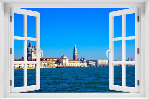 Fototapeta Naklejka Na Ścianę Okno 3D - view of venice on a spring day