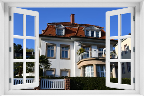 Fototapeta Naklejka Na Ścianę Okno 3D - romantische Villa in Heidelberg mit schöner Architektur
