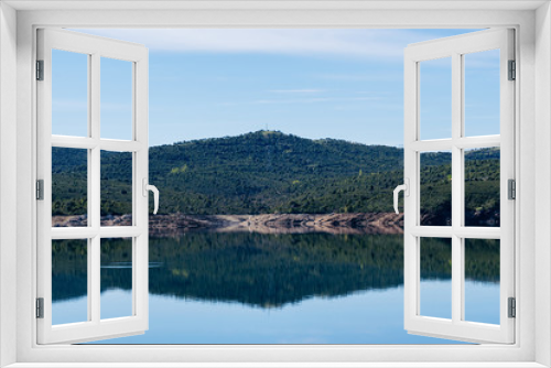 Fototapeta Naklejka Na Ścianę Okno 3D - crystal clear water reflection lake El Atazar Madrid