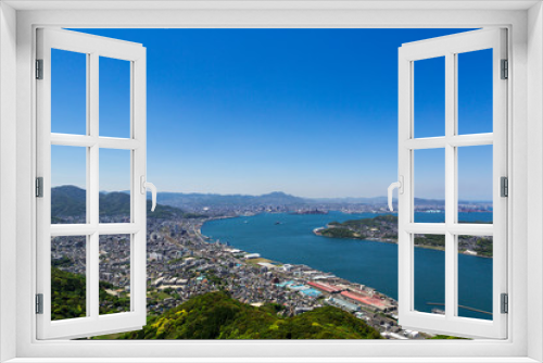 Fototapeta Naklejka Na Ścianę Okno 3D - 風頭から見た、五月晴れの関門海峡と北九州市街地と彦島
