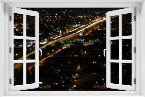 Fototapeta Naklejka Na Ścianę Okno 3D - traffic in the city at night in brazil