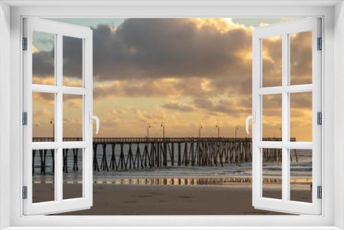 Fototapeta Naklejka Na Ścianę Okno 3D - Pismo Beach Pier on a story winter afternoon, California, USA.