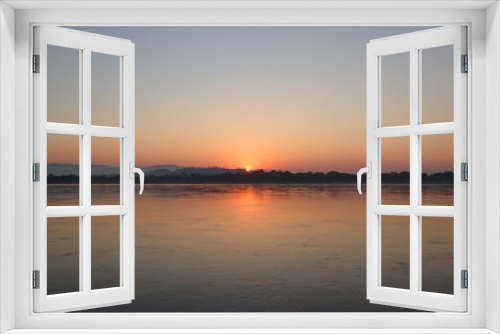 Fototapeta Naklejka Na Ścianę Okno 3D - 国境のメコン川から眺めるラオスの日の出
