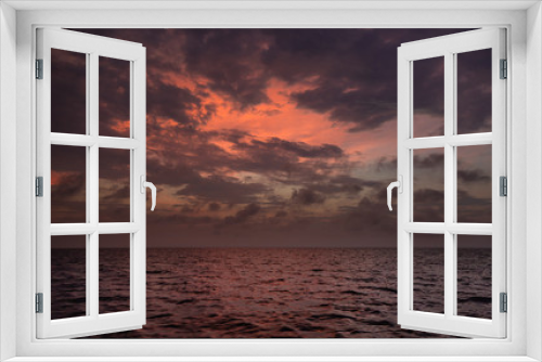Fototapeta Naklejka Na Ścianę Okno 3D - Amazing sunset with colourful clouds in the ocean
